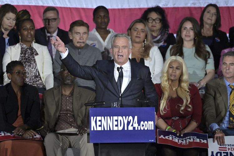 Robert F Kennedy Jr saat berpidato mengumumkan pencalonannya sebagai Presiden Amerika Serikat pada Rabu (19/4/2023) di Boston Park Plaza Hotel.