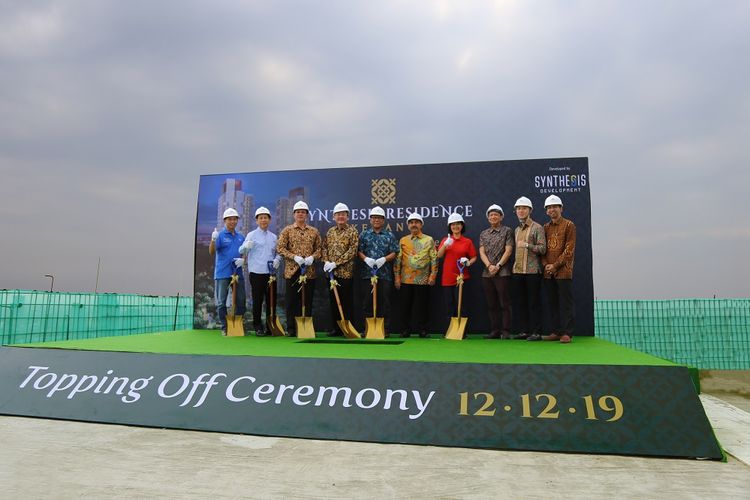 Synthesis Development, perusahaan induk dari Synthesis Residence Kemang menggelar upacara penutupan atap (topping off) sebagai tanda berakhirnya proses konstruksi, Marketing Gallery Synthesis Residence, Kemang, Kamis, (12/12/2019).