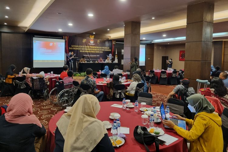 Suasana sosialisasi dan pendidikan pemilih untuk organisasi penyandang disabilitas di Kota Solo yang digelar oleh KPU Kota Solo, Sabtu (16/12/2023).