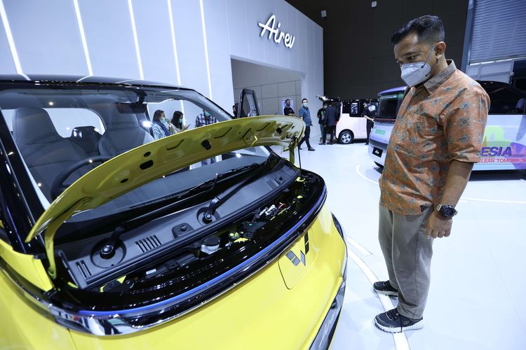 Pengunjung menyaksikan mobil listrik Wuling Air Ev di ajang Periklindo Electric Vehicle Show (PEVS) 2022 di JIExpo Kemayoran, Rabu (27/7/2022). Selain desainnya yang compact, pengisian daya Air ev bisa dilakukan di rumah dengan memperhatikan terlebih dahulu kapasitas listrik rumah, mengusung konsep easy home charging.