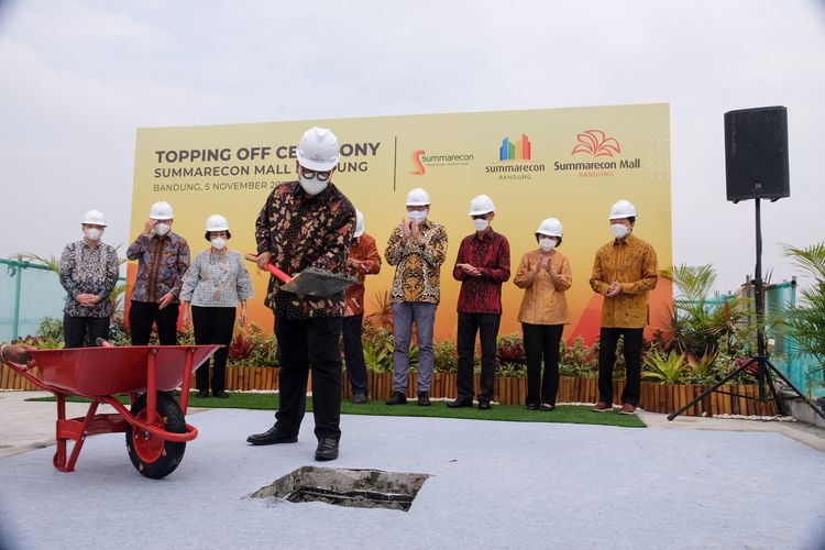 Prosesi topping off (penutupan atap) Summarecon Mall Bandung.