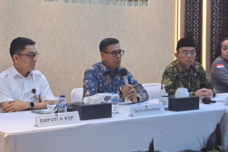 Direktur Utama BPJS Ketenagakerjaan Anggoro Eko Cahyo memberikan keterangan pers mengenai penyaluran santunan kepada petugas adhoc Pemilu 2024 yang meninggal dunia dan mengalami kecelakaan kerja, Selasa (27/2/2024).