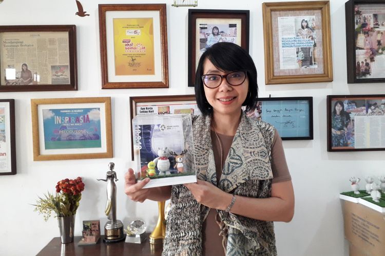Ratna pendiri Precious One memegang pajangan miniatur untuk Asian Games 2018