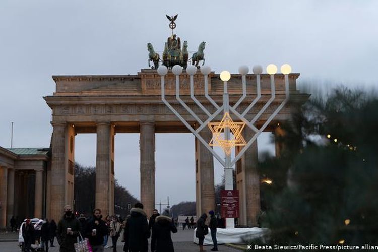 Menorah raksasa didirikan di depan Gerbang Brandenburg untuk merayakan Chanukkah, Berlin, Jerman.