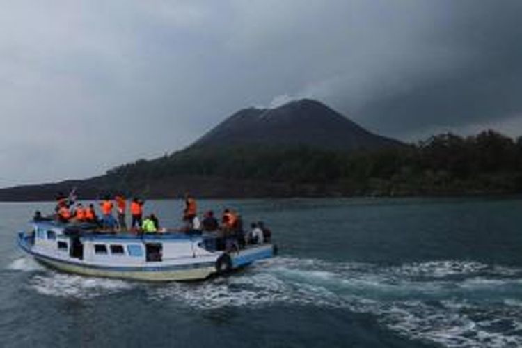 Komunitas Geotrek Mata Bumi mengelilingi Gunung Anak Krakatau menggunakan perahu di Selat Sunda, 7 Juni 2015. Mereka menuju kompleks Gunung Anak Krakatau, untuk berwisata sekaligus belajar bersama tentang geologi dan geografi.