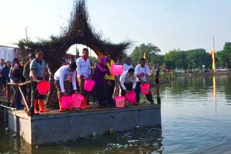 Wali Kota Surabaya Tri Rismaharini bersama jajaran Pemkot Surabaya menabur benih ikan di Bozem Medokan Sawah Timur, Gunung Anyar, Surabaya, Jumat (16/8/2019).