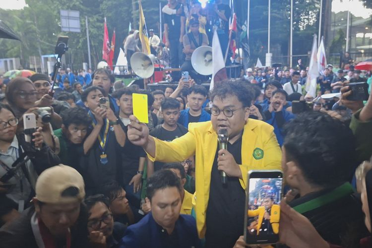 BEM SI Berikan Kartu Kuning ke Wamendiktisaintek Saat Aksi Hardiknas