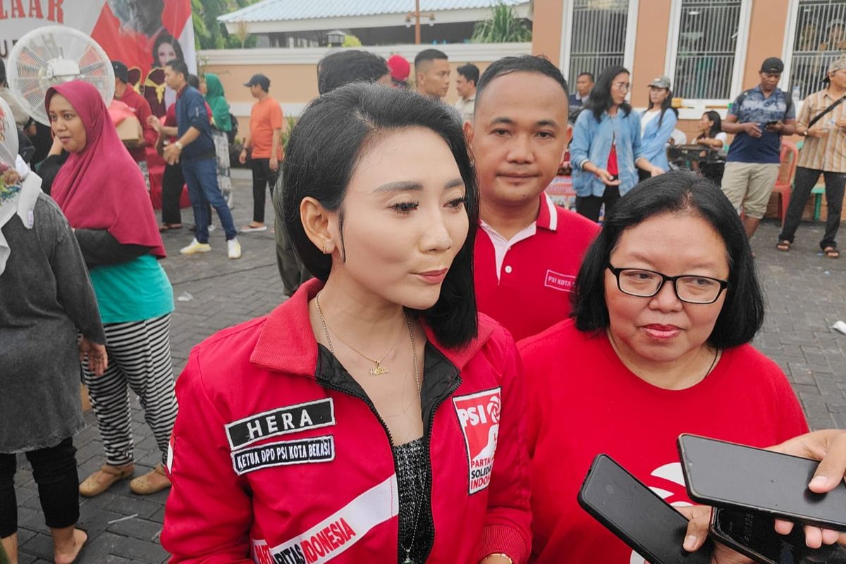 Ketua DPD PSI Kota Bekasi Tanti Herawati saat acara tebus murah sembako untuk warga bersama Kaesang Pangarep di Bekasi, Rabu (17/1/2024).