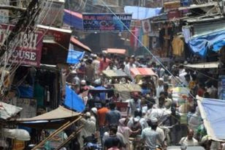 Pemandangan di sebuah daerah pasar di New Delhi pada tanggal 10 Juli 2013, menjelang Hari Populasi Dunia.