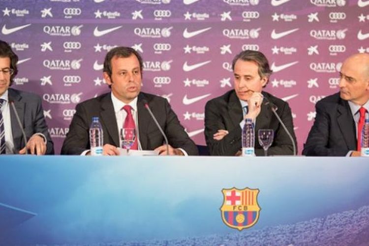 Presiden Barcelona, Sandro Rosell (kedua dari kiri), mengumumkan bakal merenovasi Stadion Camp Nou mulai Mei 2017.