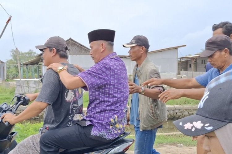 Kepala Desa Kohod, Arsin, menghindari wawancara wartawan usai debat dengan Menteri ATR Nusron Wahid, Jumat (24/1/2025).