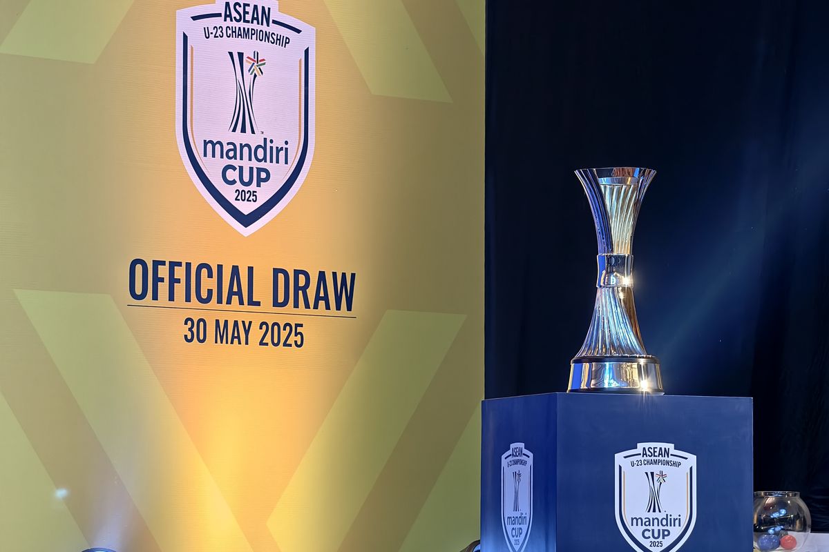Trofi ASEAN U23 Championship 2025 dipajang saat acara drawing fase grup di Bali pada 30 Mei 2025.