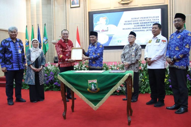 Kementerian ATR/BPN menyerahkan RTRW Provinsi Banten dan RDTR Kawasan Panimbang masing-masing kepada pihak Pemprov Banten dan Pemkab Pandeglang pada Kamis (19/01/2023) lalu.