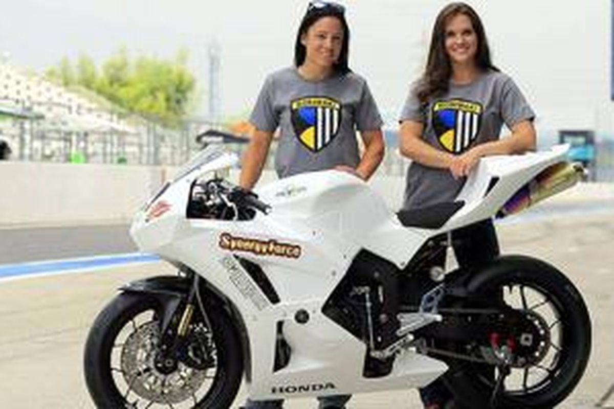 Melissa Paris dan Shelina Moreda bakal menggeber Honda CBR600RR bersama tim Synergy Force Moriwaki di ajang Suzuka 4 Hours Endurance Race 2014.