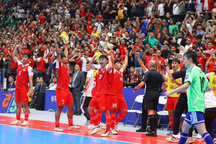 Selebrasi para pemain timnas futsal Indonesia saat mengalahkan Jepang dalam AFC Futsal ASIAN CUP 2026  di Indonesia Arena, Jakarta Pusat, Kamis (6/2/2026). Indonesia berhasil lolos ke babak final.