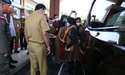 Peduli Penyandang Disabilitas, Mensos Risma Salurkan Bantuan Orthosis dan Sembako