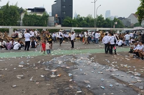 Sampah Plastik Berserakan di Depan Gedung DPR Saat Demo Apdesi