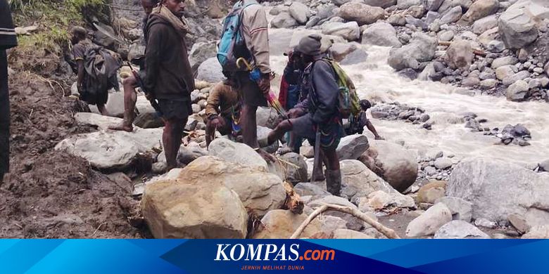 Ketua Tim Penanganan Bencana, Otomi Gwijangge, menjelaskan bahwa dari total 23 orang yang dinyatakan hilang pascabanjir dan longsor di Distrik Dal dan Distrik Mebarok, tim baru menemukan 10 orang dan masih tersisa 13 orang. | #Banjir #Papua