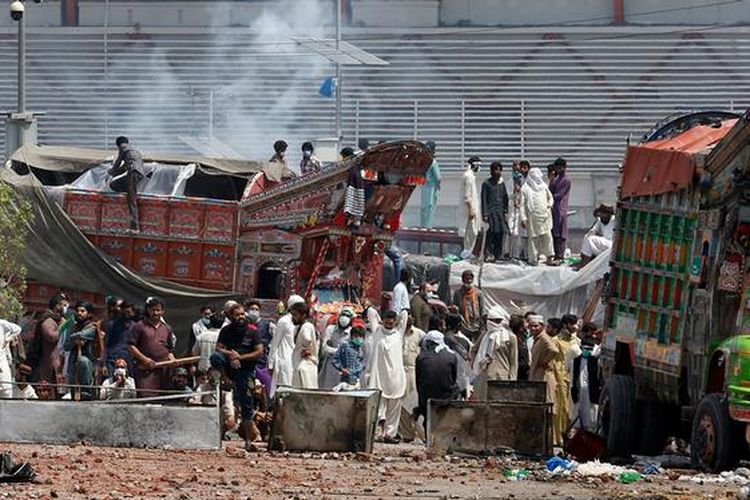 Simpatisan Tehrik-e-Labaik Pakistan memblokade sebuah jalan di kota Lahore untuk menuntut pembebasan pemimpinnya, Saad Rizvi, Minggu (18/4/2021).