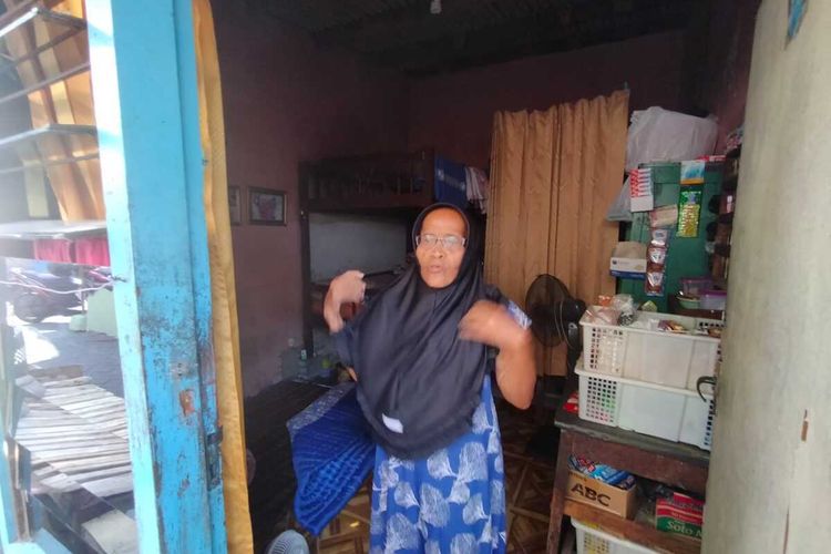 Sumirah (89), warga Kelurahan Simomulyo Baru, Kecamatan Sukomanunggal, Surabaya, hidup sebatang kara di indekos berukuran sekitar 2x3 meter.