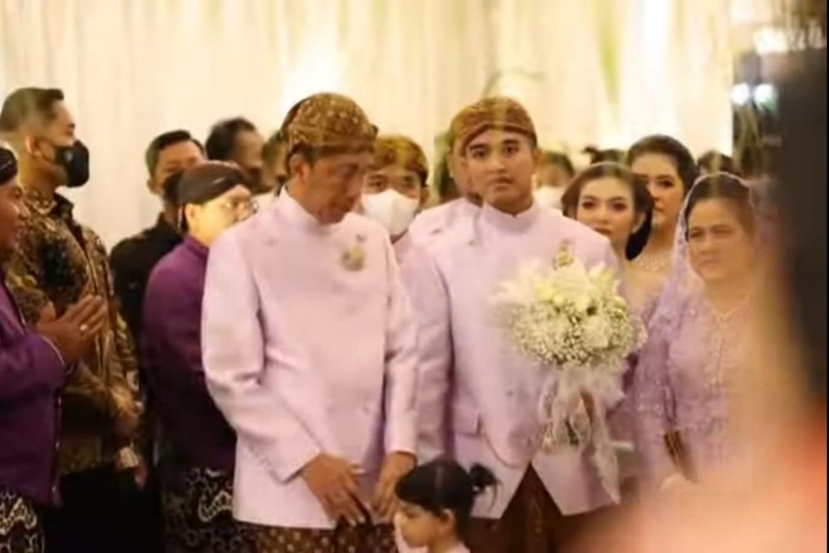 Presiden Jokowi bersama rombongan tiba di rumah Erina Gudono untuk acara midodareni, Jumat (9/12/2022).