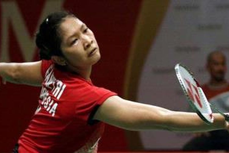 Pebulu tangkis Indonesia, Linda Weni Fanteri berusaha mengembalikan pukulan pebulu tangkis India, Saina Nehwal, pada babak pertama Djarum Indonesia Open 2013, di Istora Senayan, Jakarta, Selasa (11/6/2013). Lindaweni kalah 17-21 29-27 13-21.