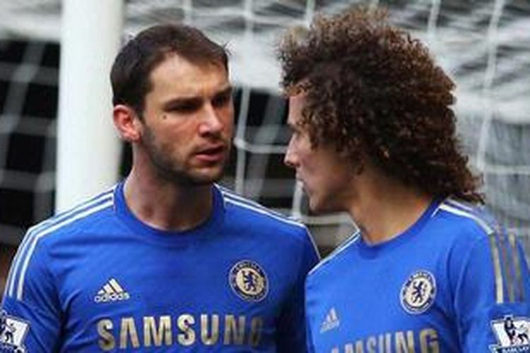 Bek Chelsea, Branislav Ivanovic (kiri) dan David Luiz dispekulasikan akan dijual jika Jose Mourinho resmi menjadi pelatih klub tersebut.