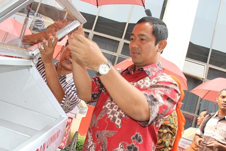 Wali Kota Semarang Hendrar Prihadi menyerahkan gerobak kepada pelaku UMKM beberapa waktu lalu.