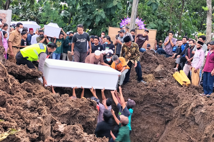 Peti jenazah korban kecelakaan bus pariwisata GA Trans asal Sukoharjo, Jawa Tengah, secara bergantian dimasukan ke liang lahat, Senin (7/2/2022).