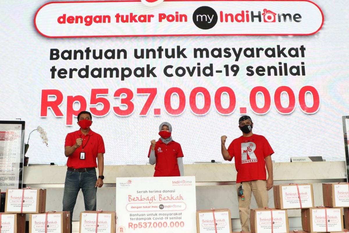  Direktur Consumer Service Telkom Siti Choiriana (tengah) bersama Pembina Federasi Rembuk Nasional Pengemudi Online (RNPO) Jaha Nababan (kanan) dan Operation Vice President Consumer Assurance Telkom Agus Winarno (kiri) saat penyerahan simbolis donasi paket sembako IndiHome Berbagi Berkah di Jakarta, Senin (11/5). Dengan Program Donasi Berbagi Berkah, IndiHome mengajak pelanggan untuk bersatu, saling bahu membahu menebarkan kebaikan dari rumah guna membantu saudara kita yang terkena dampak dari mewabahnya Virus Corona. 