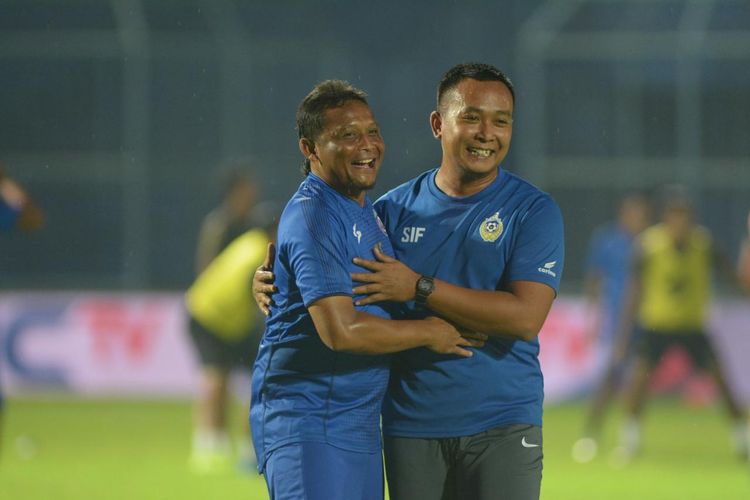 Mantan asisten pelatih Sabah FA Sofie Imam Faizal dan asisten pelatih Arema FC Kuncoro foto bersama sebelum laga Piala Presiden beberapa waktu lalu. Asisten pelatih Arema FC Kuncoro meninggal dunia setelah kolaps di Stadion Gajayana, mengingatkan bahwa penyakit jantung sering berkembang tanpa gejala yang disadari.