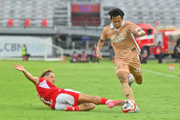 Pesepak bola Dewa United Banten Edo Febriansah (kanan) berusaha melewati hadangan pesepak bola Bali United Thijmen Goppel (kiri) saat pertandingan Super League 2025/2026 di Stadion Kapten I Wayan Dipta, Gianyar, Bali, Senin (29/12/2025). Tuan rumah Bali United bermain imbang melawan Dewa United Banten dengan skor 0-0. ANTARA FOTO/Fikri Yusuf/bar