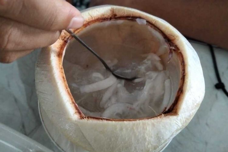 Buah kelapa muda jelly di Taufik Kupi 2 Kota Lhokseumawe, Aceh, Sabtu (8/1/2021)