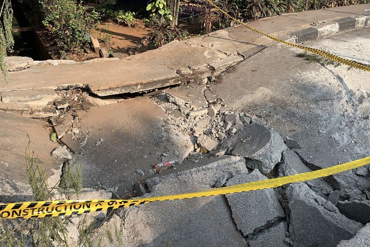 Penyebab Jalan Ambles di Duren Sawit Jaktim, Crossing Saluran Air Rusak
