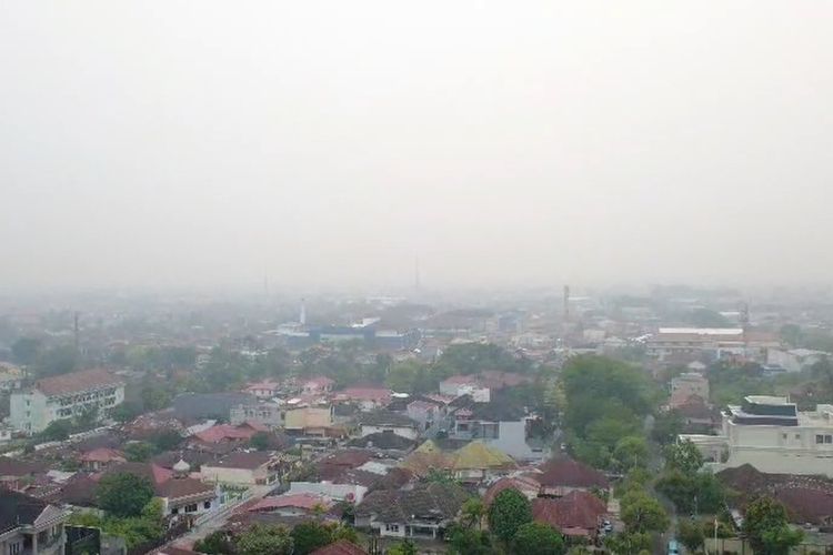 Harga Masker Naik, Beban Ganda Warga Padang Saat Kabut Asap Mencekik