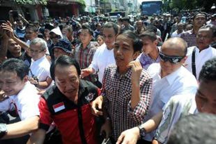 Warga mengerumuni calon presiden Joko Widodo (Jokowi) yang mengunjungi kawasan pedagang kaki lima di Jalan Malioboro, Yogyakarta, Senin (2/6/2014). Jokowi didampingi calon wakil presiden Jusuf Kalla kemudian mengadakan pertemuan dengan Gubernur DI Yogyakarta Sultan Hamengkubuwono X.  