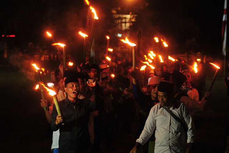 Santri berpawai obor dari Pendopo Kabupaten Pamekasan menuju Monumin Arek Lancur, Pamekasan,  Jawa Timur, Kamis (9/11/2017). Pawai obor yang diikuti ratusan santri tersebut dalam rangka menyambut Hari Pahlawan.