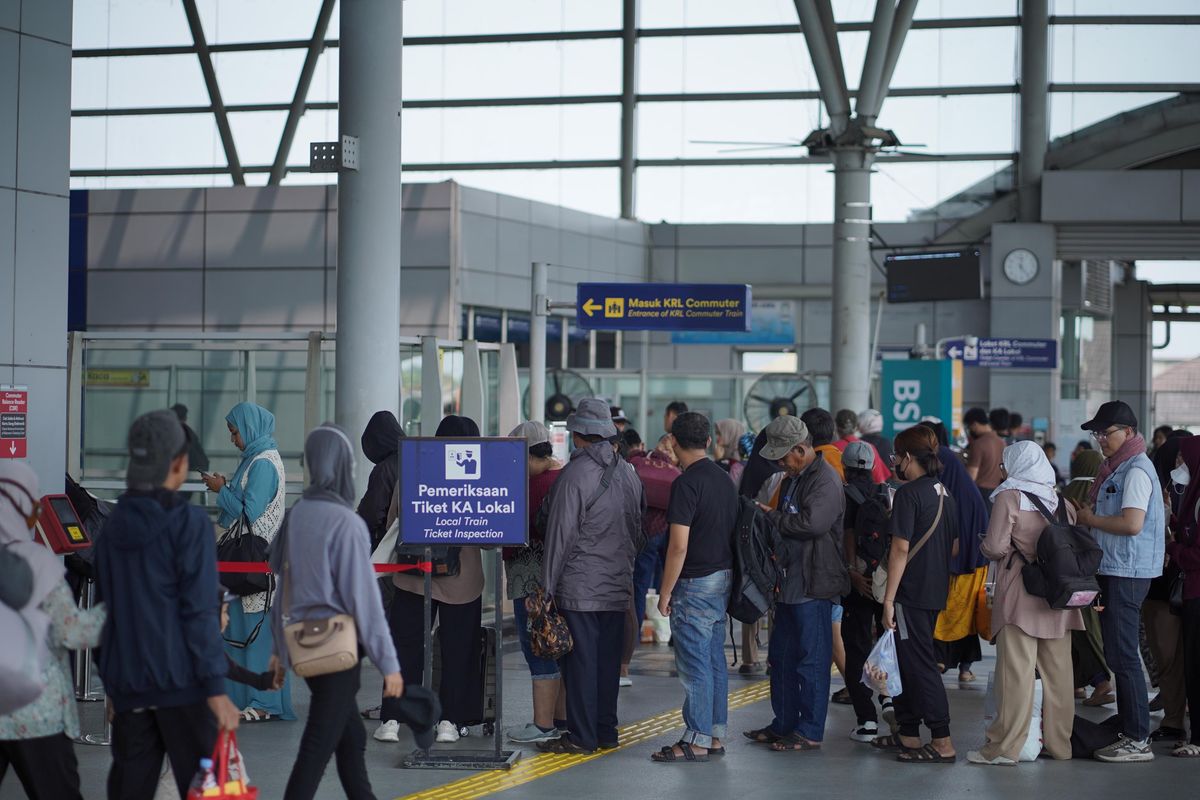 Ilustrasi pengguna Commuter Line.