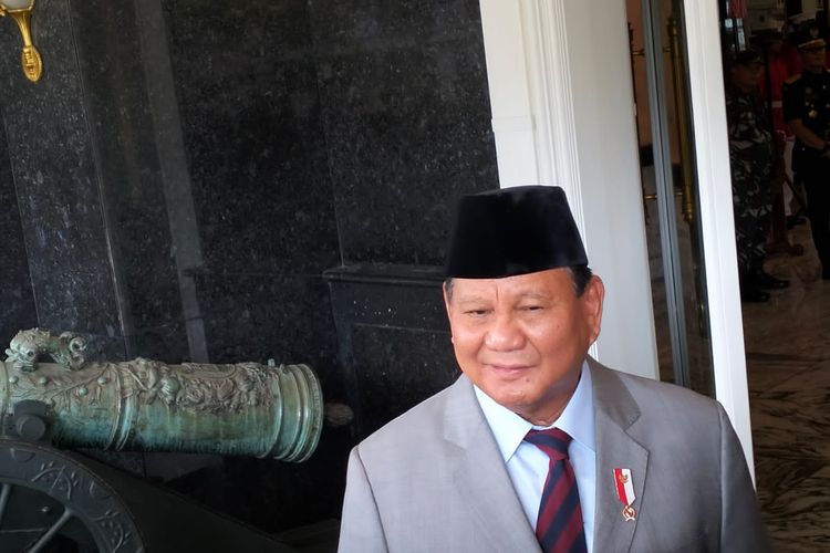Menteri Pertahanan RI Prabowo Subianto usai menemui menerima kunjungan Kepala Kepolisian Sipil Palestina Mayor Jenderal Yousif Helo di Kantor Kementerian Pertahanan RI, Jakarta Pusat, Selasa (26/9/2023).