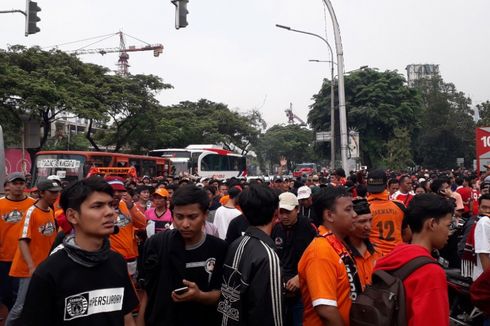 Tidak Pegang Tiket, Jakmania Tertahan di Luar GBK