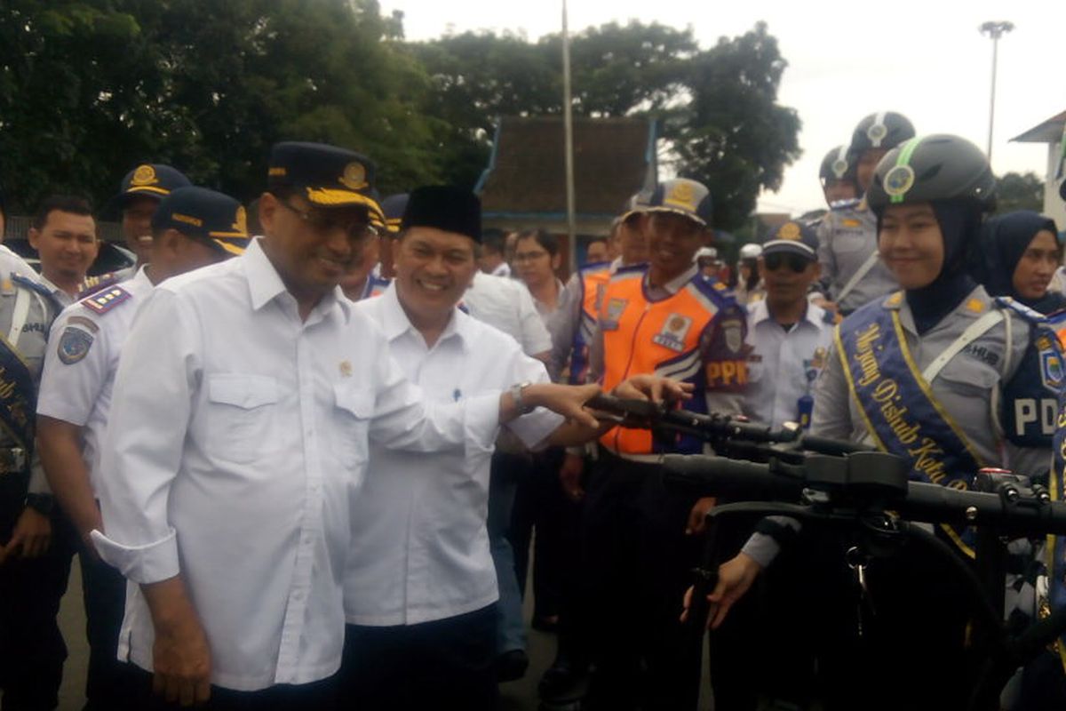 Menteri Perhubungan (Menhub) Budi Karya Sumadi memberikan keterangan ketika berkunjung ke Bandung, Selasa (7/5/2019).