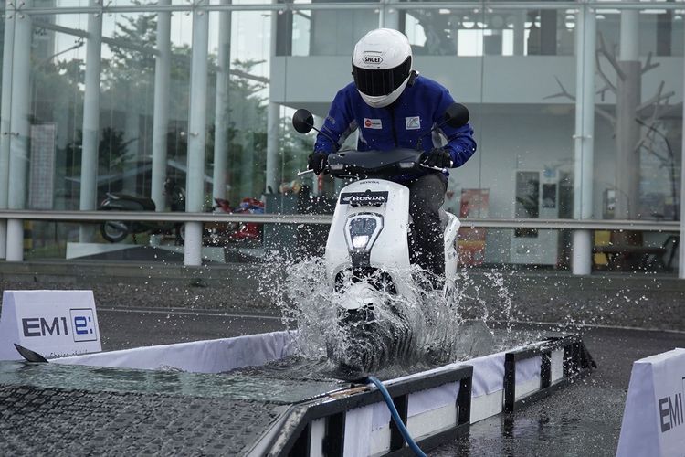 Konsumen tengah menjajal motor listrik terbaru Honda. 