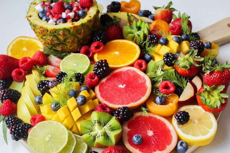 Ilustrasi buah-buahan. Sebagian besar buah cukup rendah kalori karena kandungan airnya yang banyak, seperti stroberi, blewah, dan jeruk.