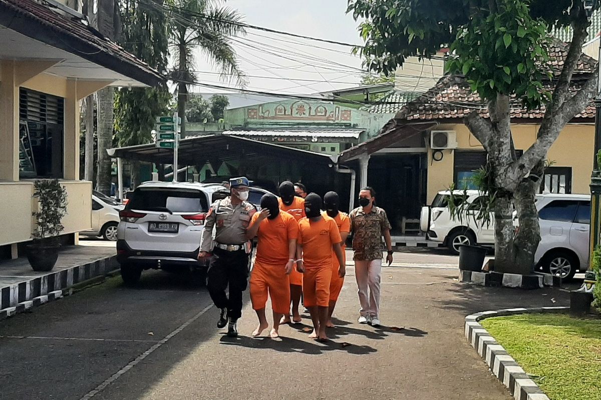 Empat orang pembuat dan penjual miras oplosan saat di Mapolresta Sleman. Keempat orang yang berstatus mahasiswa ini ditetapkan sebagai tersangka dalam kasus miras oplosan yang menyebabkan satu orang meninggal dunia.