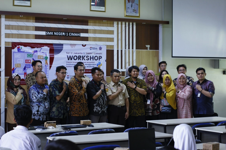 Telkom University Kampus Jakarta melaksanakan Pengabdian Kepada Masyarakat dalam bentuk Workshop di SMK Negeri 1 Cimahi guna Mendukung Digitaliasi Pendidikan (14/11/2023).