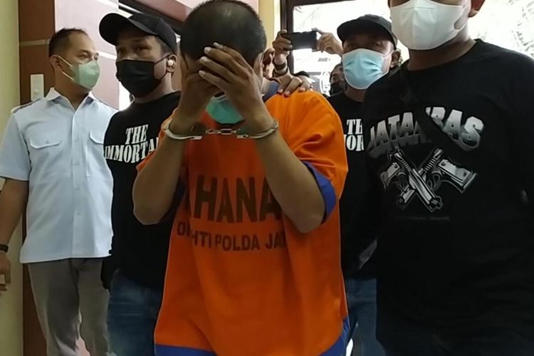 ZI tersangka pembunuhan mahassiswa kedokteran Universitas Brawijaya Malang di Mapolda Jatim.
