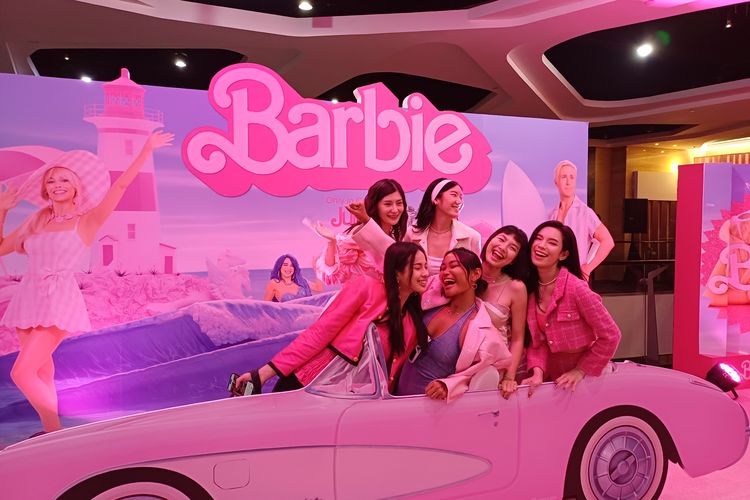 Sarah Tumiwa dan teman-teman model lainnya yang ramaikan premier screening film Barbie di Plaza Indonesia, Senin (17/7/2023).