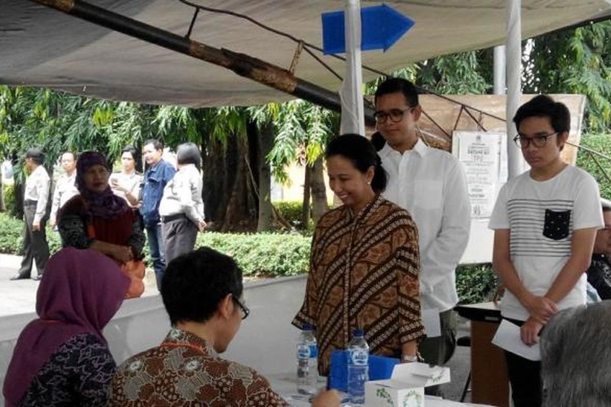 Menteri BUMN Rini M Soemarno saat akan menggunakan hak pilihnya di TPS 05 Kuningan Timur, Jakarta, Rabu (15/2/2017).