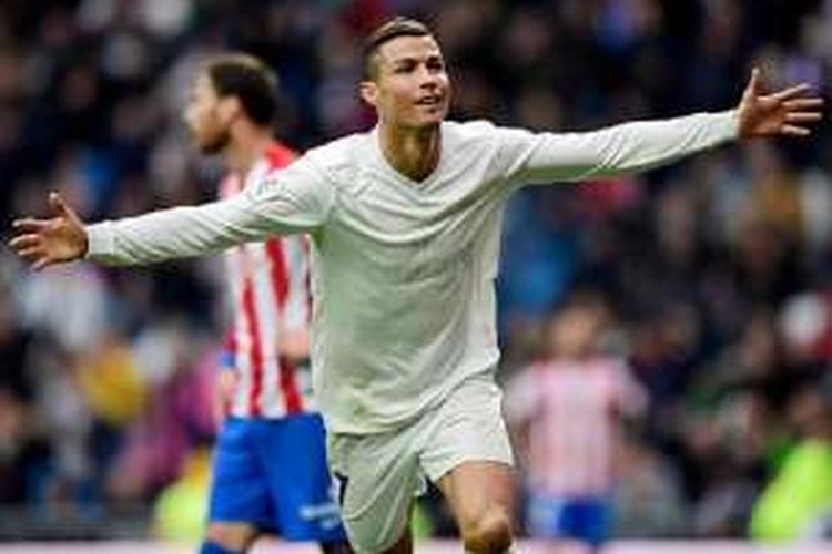 Megabintang Real Madrid, Cristiano Ronaldo, merayakan golnya ke gawang Sporting Gijon pada pertandingan La Liga, Sabtu (26/11/2016). 