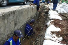 Tak Kuat Tahan Beban Kendaraan, Turap di Jalan HR Rasuna Said Rusak